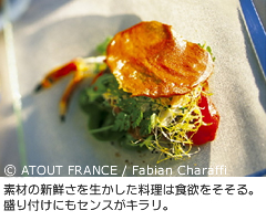 新鮮な野菜と味わう地中海の魚介料理。南仏一帯はオリーブオイルとガーリックの食文化圏だ。 